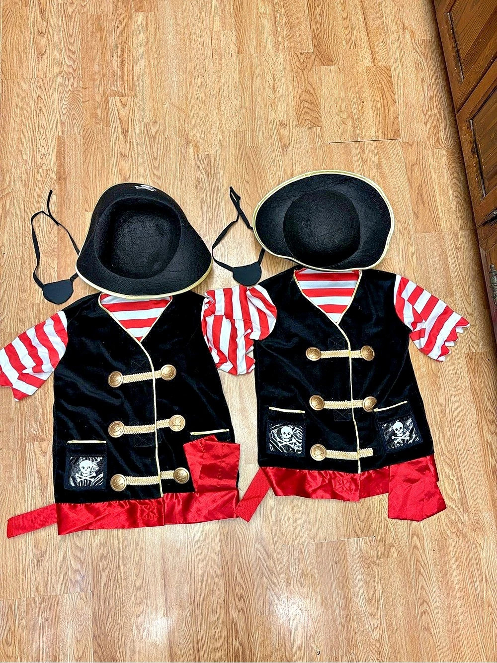 Kids Pirate Costume Set Black Red size small (3-6)